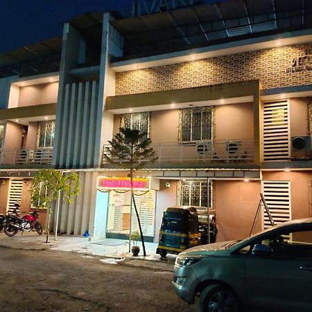 Hotel Nivara Navi Mumbai Eksteriør billede